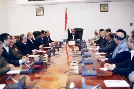 رئيس الجمهورية أثناء ترؤسه اجتماع مجلس الدفاع الوطني أمس